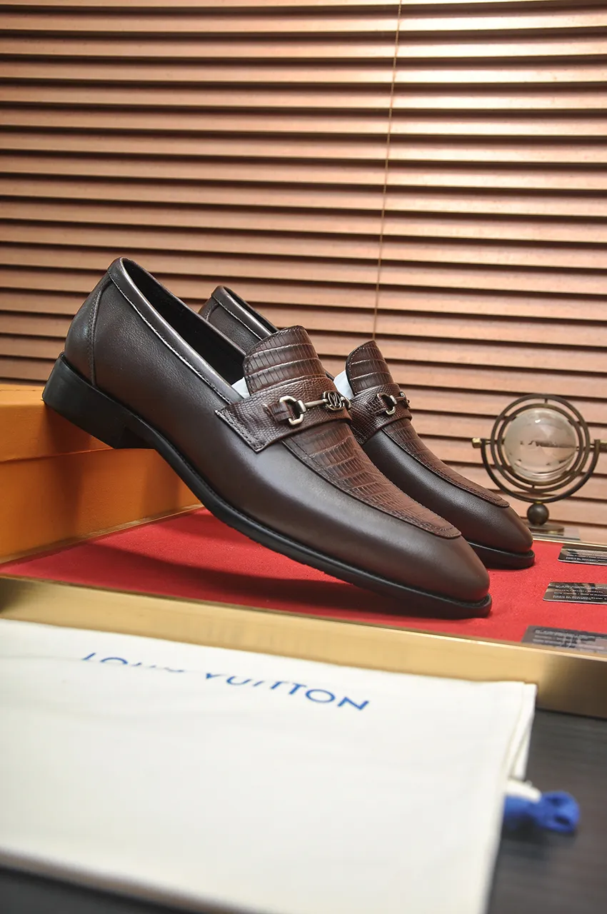 Men's men's shoes 💰540💶 [LV] (original single cowhide lining) 🍀LV's latest genuine leather business suit shoes are launched simultaneously on the official website. The first-layer cowhide imported from Italy is made of heavy gold, 💥official website 1:1 rubber outsole. Versatile to wear, high-end without losing class, and the color combination is extraordinary. This four-season style is alluring when worn on your feet, showing off your big-name flair. Standard code 38-45 (45 customized)
